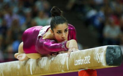 La estadounidense Alexandra Raisman en la barra de equilibrio.