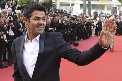 El cómico francés Jamel Debbouze saluda a su llegada a la alfombra roja de Cannes este miércoles antes del estreno de la película 'Les Miserables'.