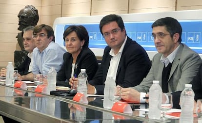 José Antonio Griñán (Andalucía), Francesc Antich (Baleares), Lola Gorostiaga (Cantabria), Óscar López (Castilla y León), y Patxi López (País Vasco), durante la reunión en Ferraz.