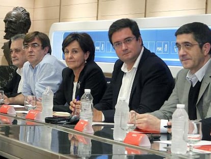 José Antonio Griñán (Andalucía), Francesc Antich (Baleares), Lola Gorostiaga (Cantabria), Óscar López (Castilla y León), y Patxi López (País Vasco), durante la reunión en Ferraz.