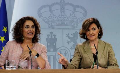 María Jesús Montoro y Carmen Calvo, tras la reunión del Consejo de Ministros.