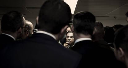 Los asistentes a una conferencia de Carlos Ghosn en la London School of Economics rodean al magnate para seguir escuchando su discurso tras el evento.