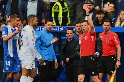 El árbitro Soto Grado muestra la tarjeta roja a Kylian Mbappé contra el Alavés.