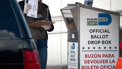 Votantes depositan su voto por correo en la Westchester Library en Miami, Florida, el 1 de noviembre 2020.