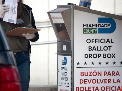 Votantes depositan su voto por correo en la Westchester Library en Miami, Florida, el 1 de noviembre 2020.