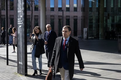 El abogado de Abogados Cristianos, José María Fernández Abril, el 4 de marzo frente a los juzgados de Barcelona donde se vio el caso de Noelia.
