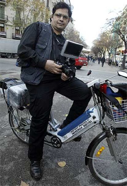 Marcos Catalá, con su móvilempresa de fotografía digital.