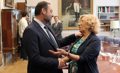 El ministro de Fomento, José Luis Ábalos, junto a la alcaldesa de Madrid, Manuela Carmena, durante la reunión que ambos han mantenido esta mañana en Madrid.