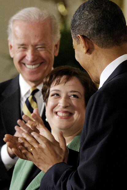 Elena Kagan recibe los aplausos de Obama y Biden tras su nombramiento.