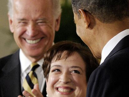 Elena Kagan recibe los aplausos de Obama y Biden tras su nombramiento.