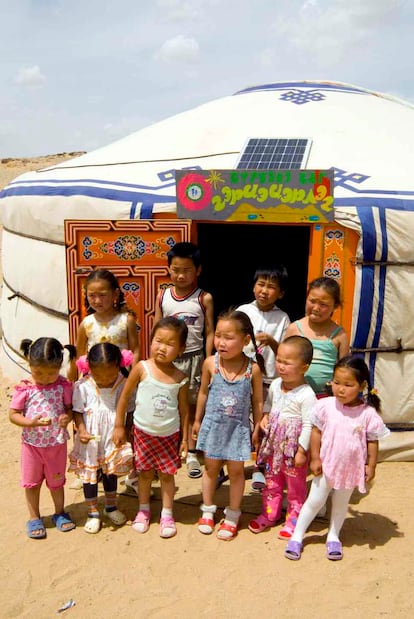 Una escuela infantil financiada por Unicef en el desierto del Gobi cuenta con electricidad gracias a la placa solar de la entrada.