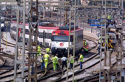 El tren de cercanías que descarriló y que obligó a interrumpir el tráfico en la línea de Maçanet.
