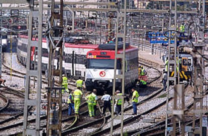 El tren de cercanías que descarriló y que obligó a interrumpir el tráfico en la línea de Maçanet.