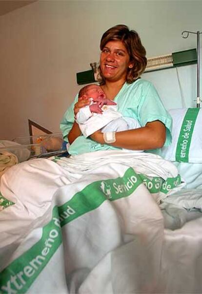 Maria João Leria, con su hijo, en el hospital de Badajoz.