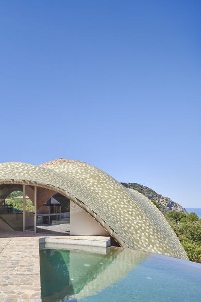 Entre la casa y el pabellón de invitados, la piscina —con efecto visual desbordante— tiene vistas al Mediterráneo y a un jardín salvaje de plantas autóctonas —de bajísimo mantenimiento— ideado por Pedro Martín Llamas.