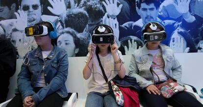 Visitantes a la exposición del 40 aniversario de EL PAÍS.