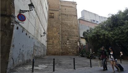 Uno de los edificios que se derribarán adosado a la muralla romana.