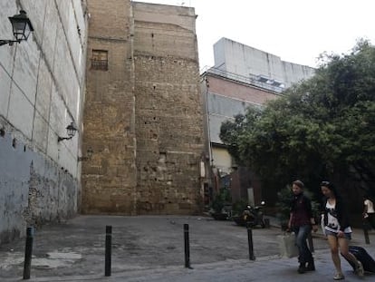 Uno de los edificios que se derribar&aacute;n adosado a la muralla romana.