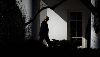 El presidente Donald Trump entra en la Casa Blanca.