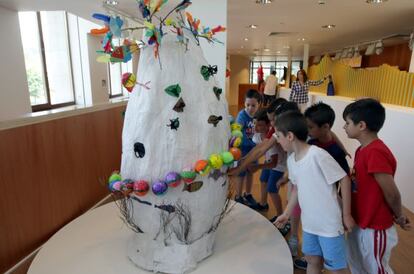 Algunas de las obras realizadas por escolares dentro del programa 'Aprendiendo a través del arte' del Museo Guggenheim.