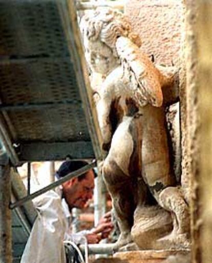 Trabajo de restauración del pilar de Carlos V.