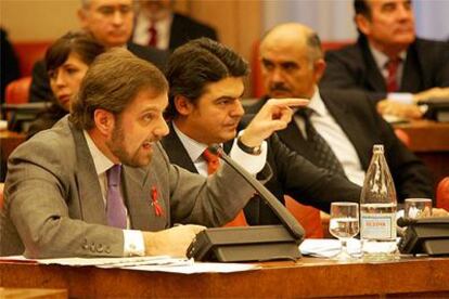 Los diputados del PP Arístegui (izquierda) y Moragas, en la comisión.