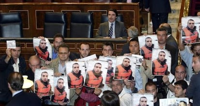 Photographers stage a protest before former PM José María Aznar in Congress in 2003, in support of a proper investigation into the death of cameraman José Couso.