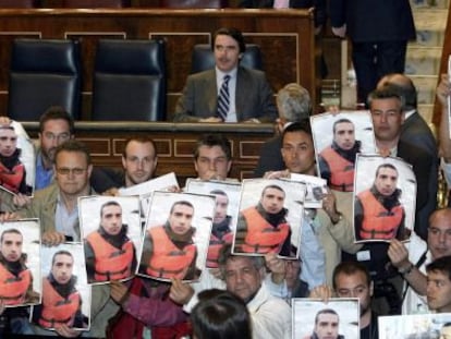 Protesta de fotógrafos en el Congreso, el 9 de abril de 2003, en presencia de Aznar, por la muerte en Irak de Julio Anguita Parrado y José Couso.