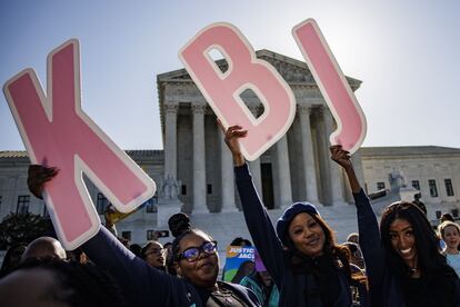 Simpatizantes de la jueza Ketanji Brown Jackson se manifiestan este lunes a las puertas del Tribunal Supremo de Estados Unidos, en Washington.