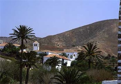 La arquitectura tradicional de Fuerteventura se caracteriza por el blanco de las paredes de mampostería y la teja árabe.