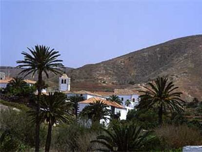 La arquitectura tradicional de Fuerteventura se caracteriza por el blanco de las paredes de mampostería y la teja árabe.