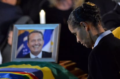 A atual candidata à presidência pelo PSB, Marina Silva, se despede do companheiro Eduardo Campos.