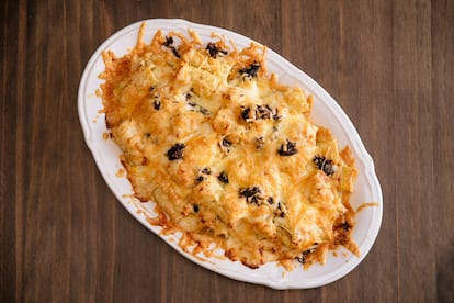 La receta familiar de los hermanos Gómez en Maestro bar (Valencia) con una bechamel de queso bien untuosa y en carrillera desmigada.