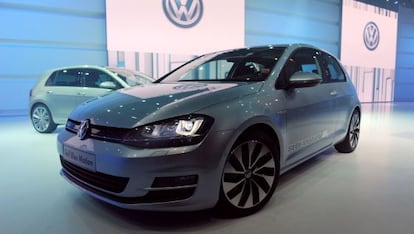 Un Volkswagen Golf, en una fira automobilística a París.