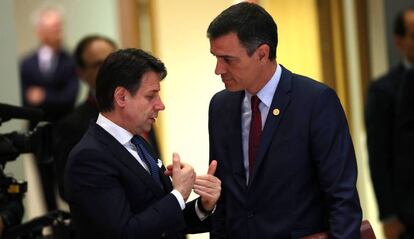 El primer ministro italiano, Giuseppe Conte, habla con el presidente español, Pedro Sánchez, en en mayo de 2019 en Bruselas.
 
 