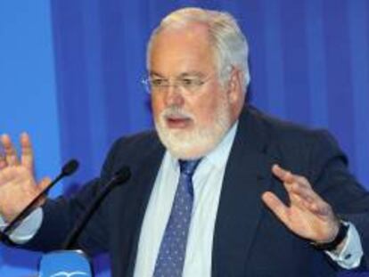 El cabeza de lista del PP a las elecciones europeas, Miguel Arias Cañete (d). EFE/Archivo