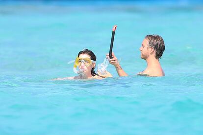 Anne Hathaway también se ha dejado ver haciendo smorkel con su marido Adam Shulman en aguas ibicencas.