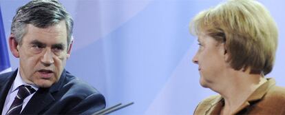 Brown y Merkel, durante la rueda de prensa en Berlín
