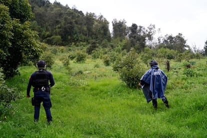 Policías resguardan el terreno donde se encontraba el campamento.
