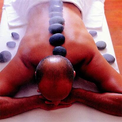 El masaje con piedras volcánicas es el  más popular entre los clientes del Hotel Botánico.