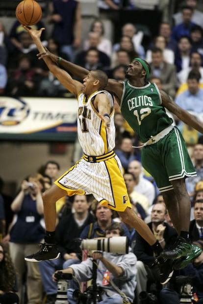 Reggie Miller (18º con 25.279 puntos) supera a Ricky Davis durante el partido entre los Boston Celtics y los Indiana Pacers de 2005