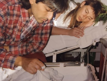 Antonio Carmona y Mariola Orellana, tras el nacimiento de una de sus dos hijas. Foto cedida por la familia.