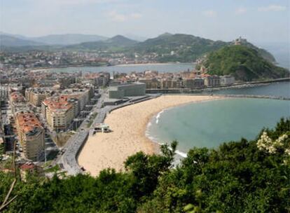 Vista de San Sebastián desde el monte Ulía y paseo de la Concha al fondo