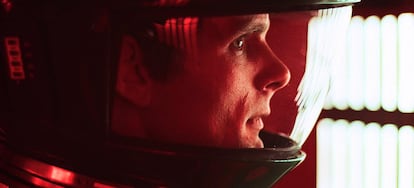 Astronauta David Bowman Keir Dullea trata de desconectar al robot inteligente HAL 9000 en '2001: Odisea en el espacio'.