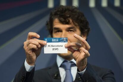 Riedle muestra la tarjeta del Barcelona durante el sorteo.