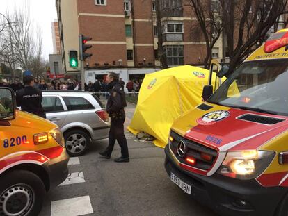 Hospital de campaña montado por el Samur para atender al peatón atropellado.