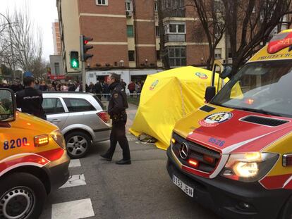 Hospital de campaña montado por el Samur para atender al peatón atropellado.