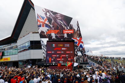 Carlos Sainz Jr.  celebra su victoria en el podio junto a Sergio Pérez de Red Bull, segundo, y Lewis Hamilton de Mercedes, tercero.