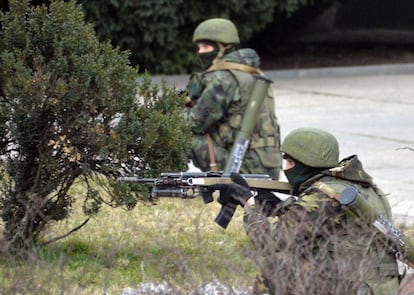 Homens sem identificação vestidos com uniformes camuflados fazem guarda em uma rua de Simferopol, capital da República Autônoma da Crimeia, na Ucrânia. Eles seria militares da frota russa.