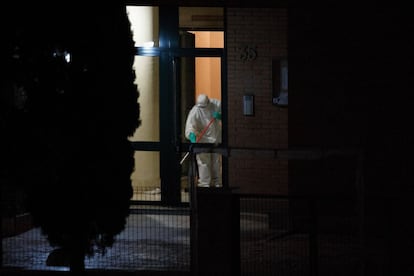 Un sanitario limpia el edificio donde reside Teresa Romero.